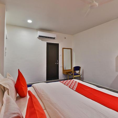 Oyo Milan Party Hall Vadodara Dış mekan fotoğraf