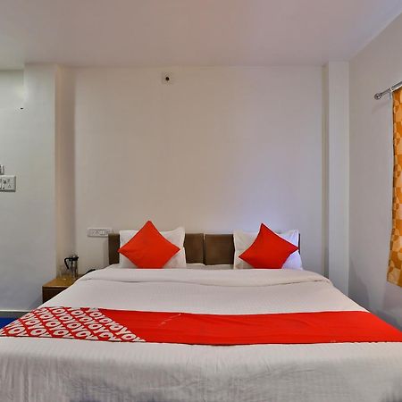 Oyo Milan Party Hall Vadodara Dış mekan fotoğraf