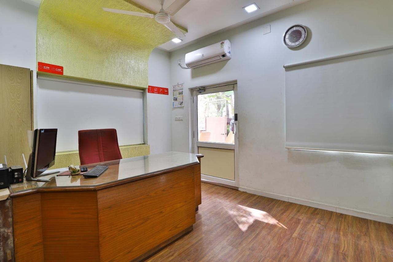 Oyo Milan Party Hall Vadodara Dış mekan fotoğraf