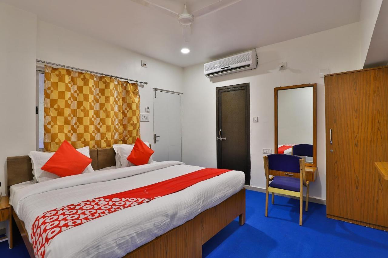 Oyo Milan Party Hall Vadodara Dış mekan fotoğraf