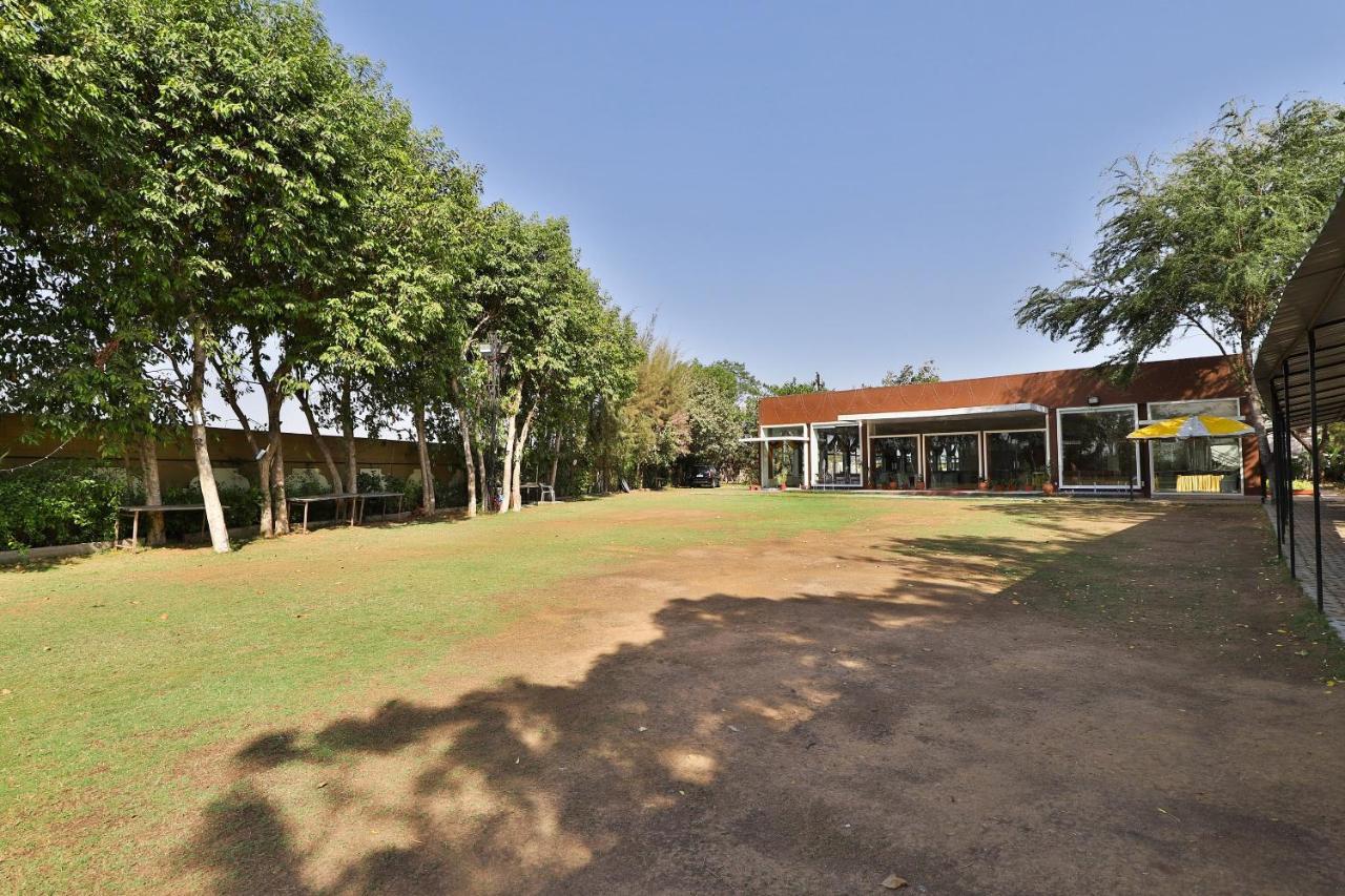 Oyo Milan Party Hall Vadodara Dış mekan fotoğraf