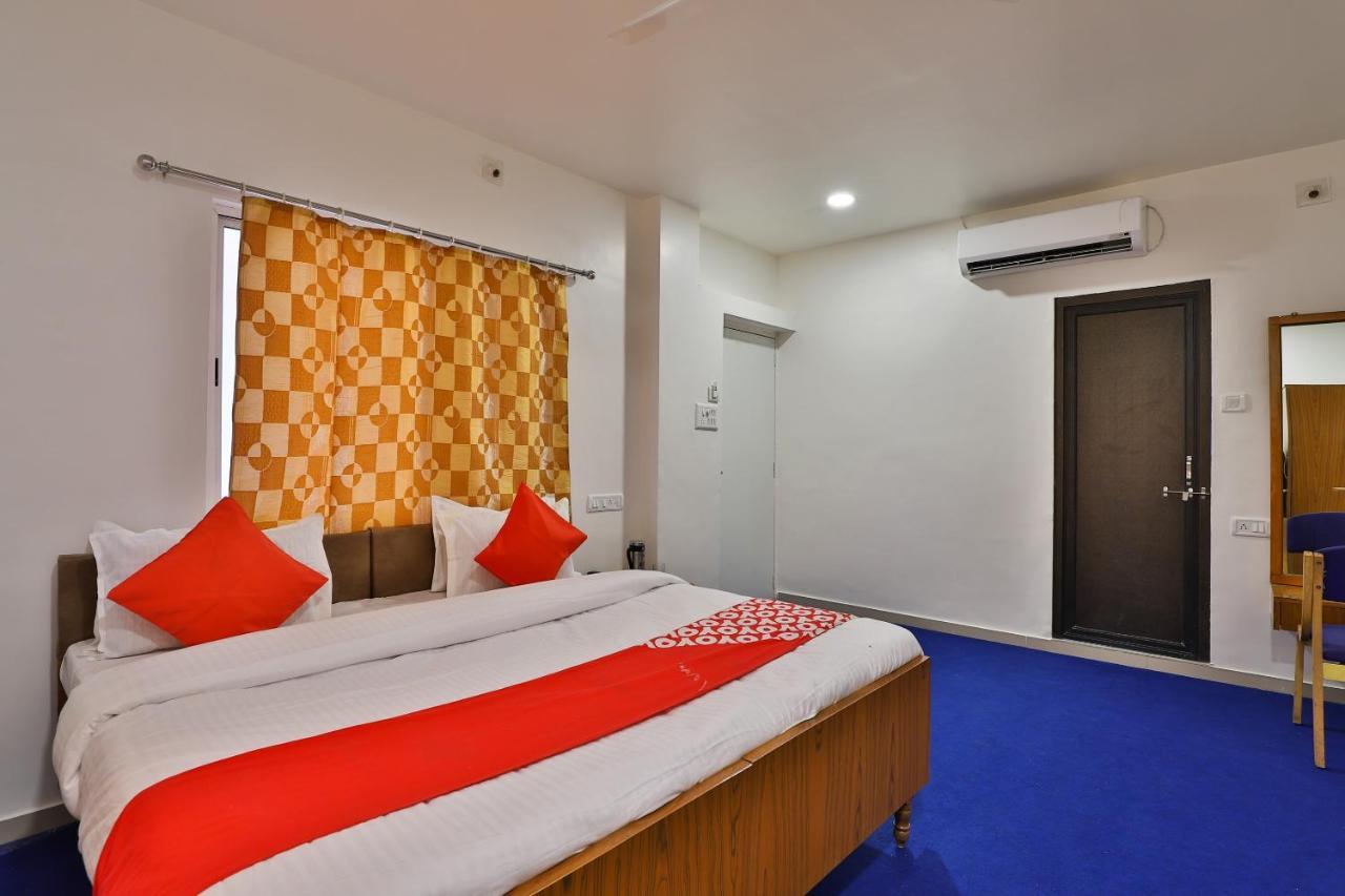 Oyo Milan Party Hall Vadodara Dış mekan fotoğraf