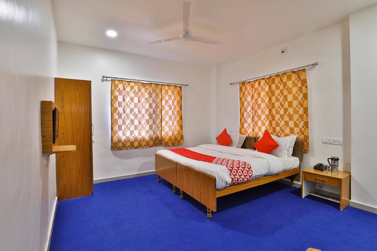 Oyo Milan Party Hall Vadodara Dış mekan fotoğraf