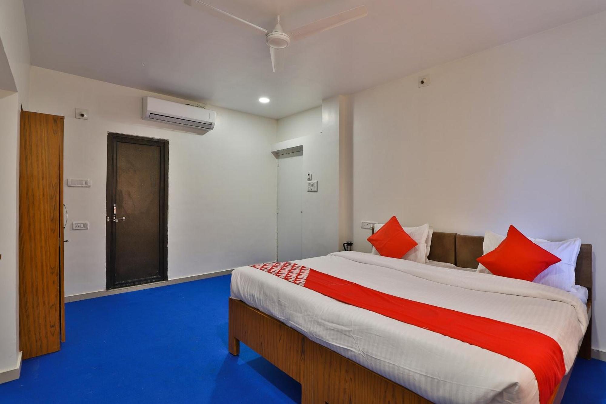 Oyo Milan Party Hall Vadodara Dış mekan fotoğraf