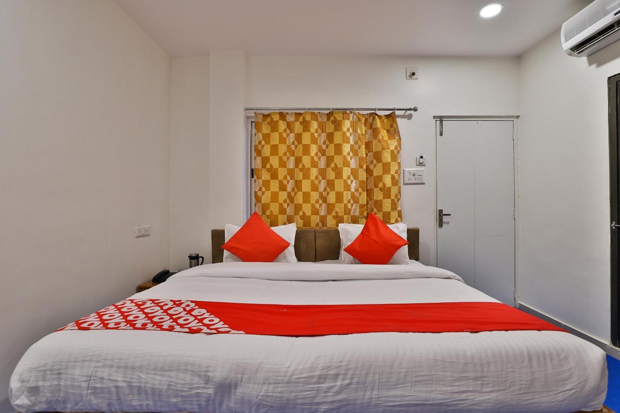 Oyo Milan Party Hall Vadodara Dış mekan fotoğraf