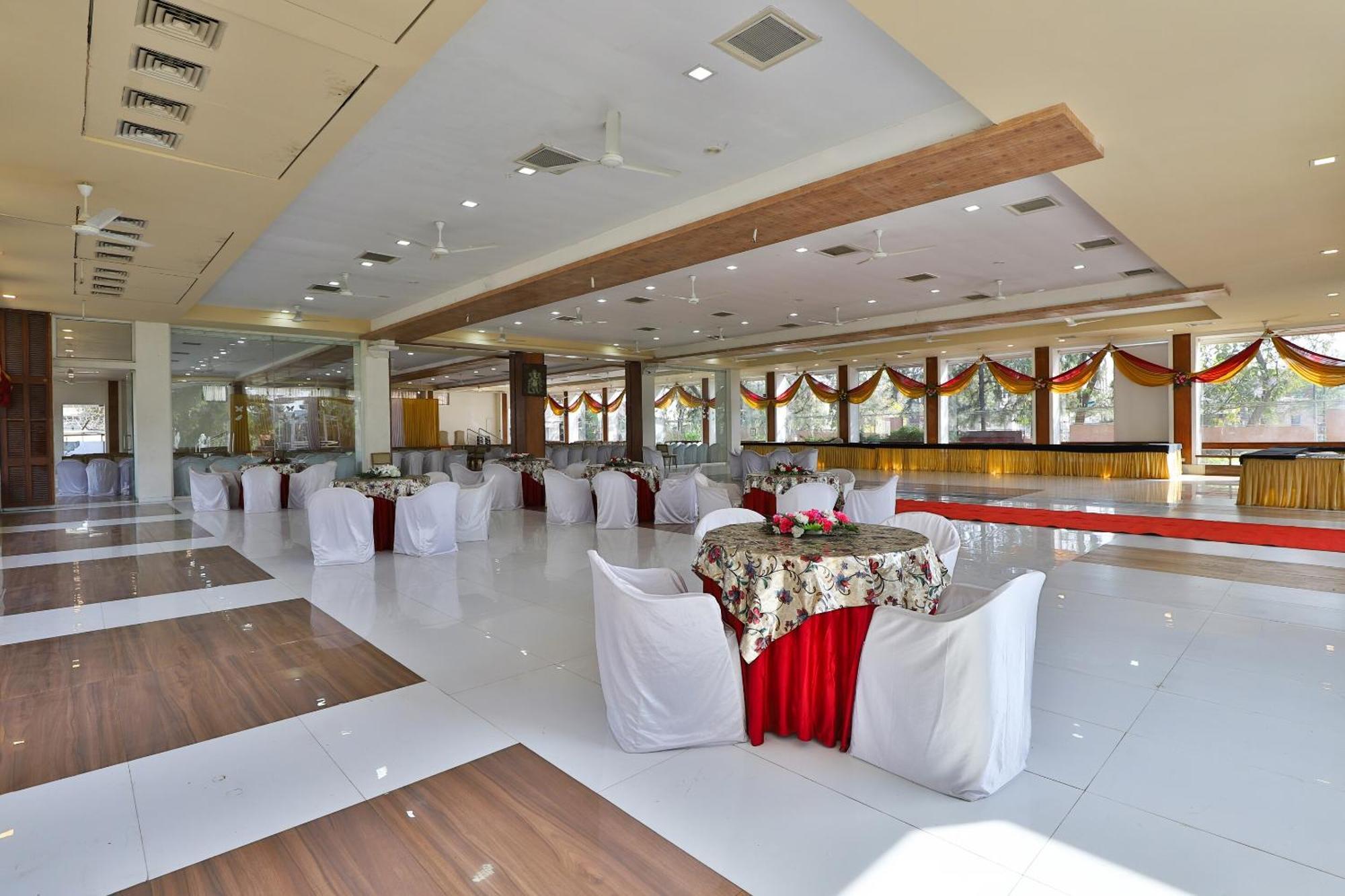 Oyo Milan Party Hall Vadodara Dış mekan fotoğraf