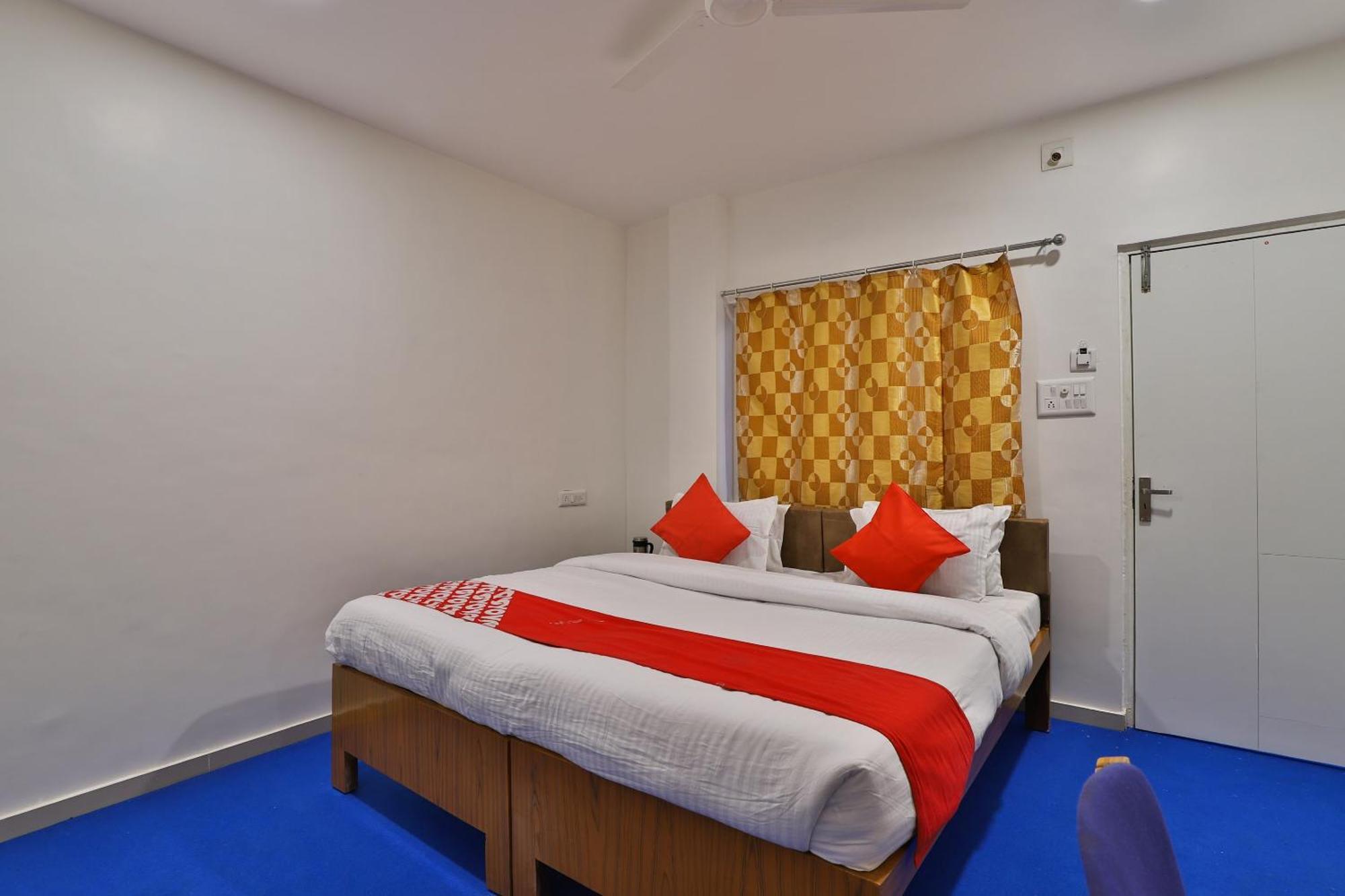 Oyo Milan Party Hall Vadodara Dış mekan fotoğraf