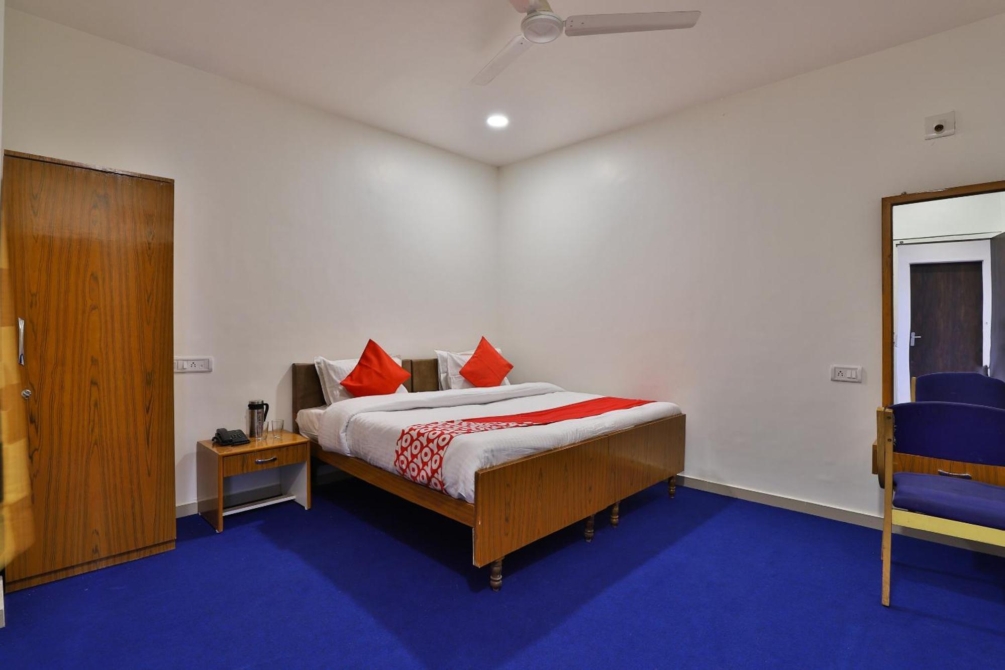 Oyo Milan Party Hall Vadodara Dış mekan fotoğraf