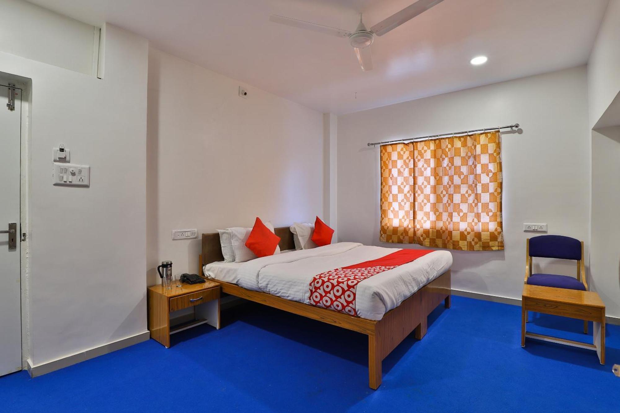Oyo Milan Party Hall Vadodara Dış mekan fotoğraf