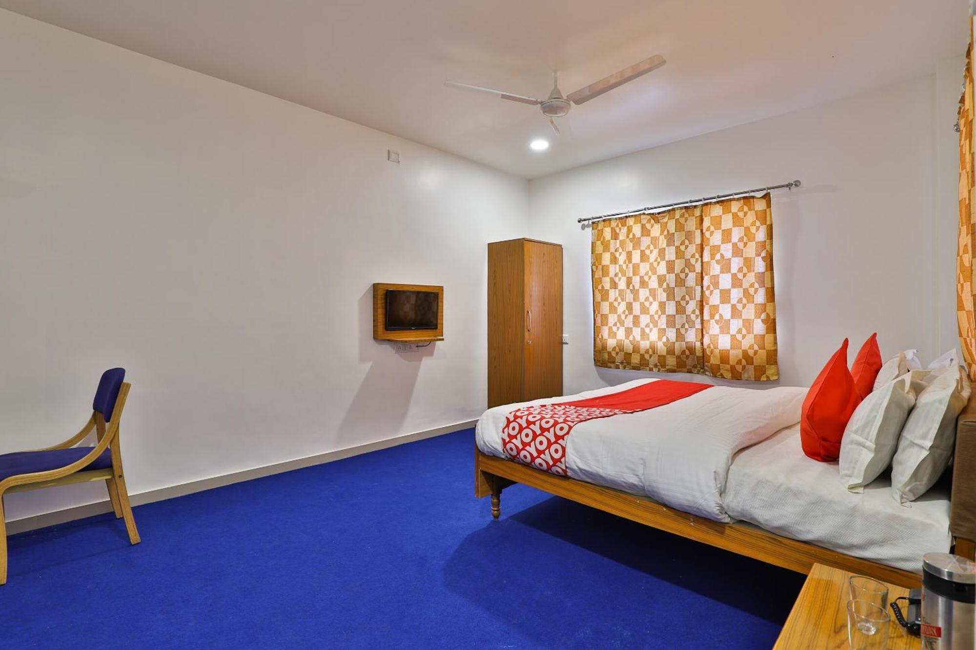 Oyo Milan Party Hall Vadodara Dış mekan fotoğraf