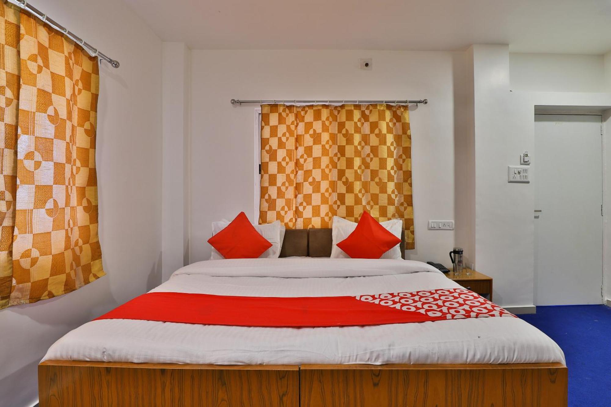 Oyo Milan Party Hall Vadodara Dış mekan fotoğraf