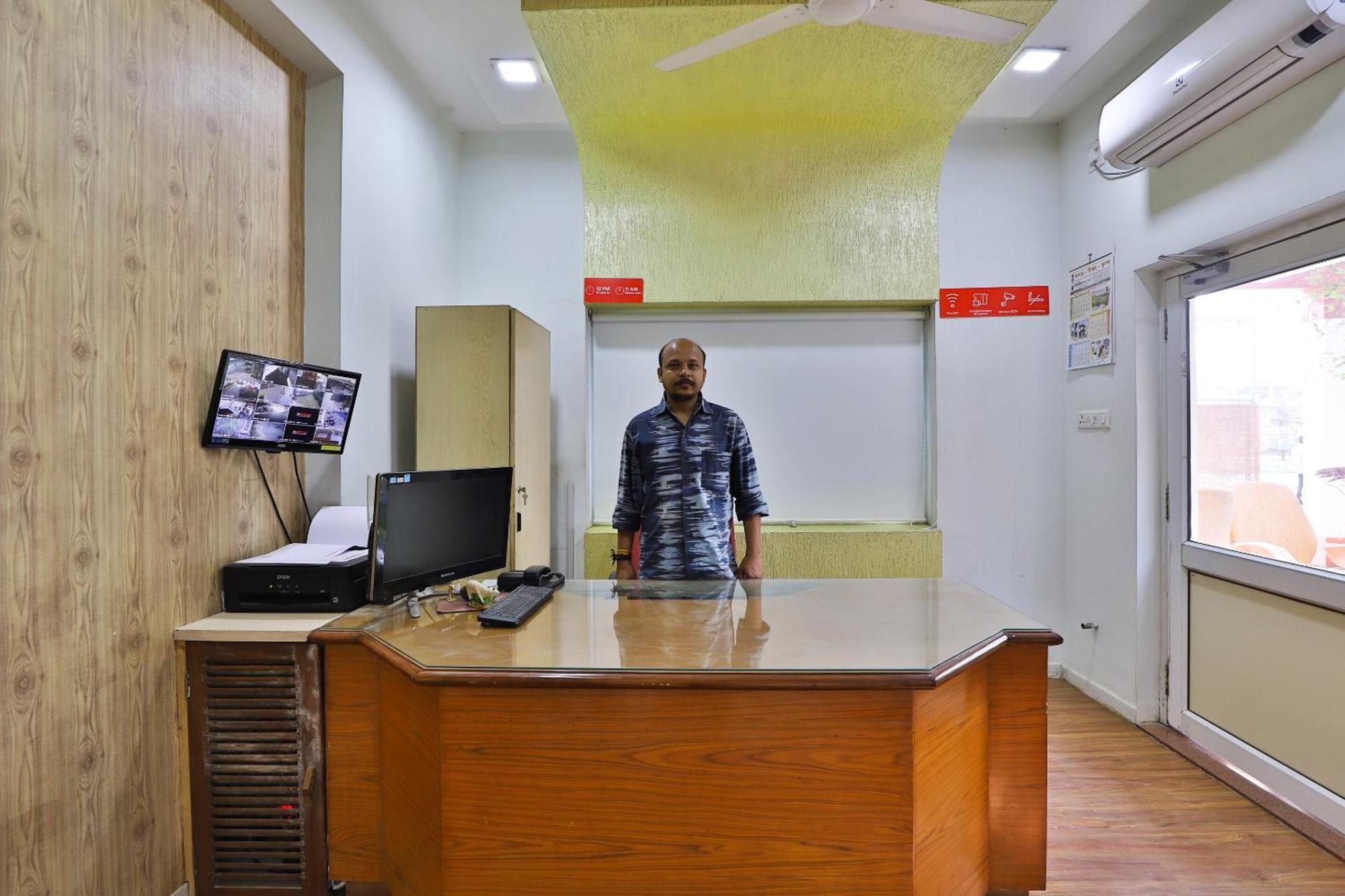 Oyo Milan Party Hall Vadodara Dış mekan fotoğraf