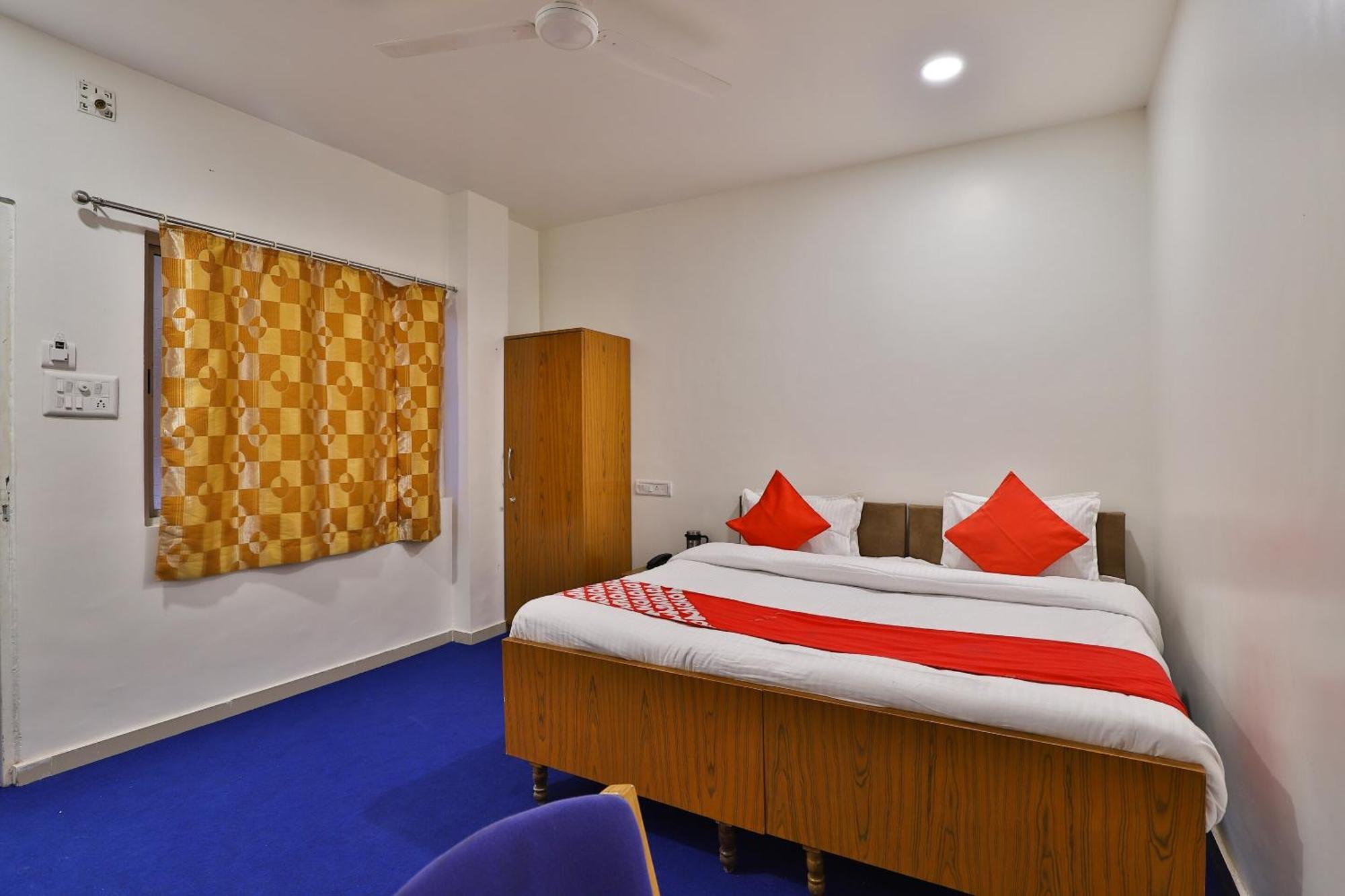 Oyo Milan Party Hall Vadodara Dış mekan fotoğraf