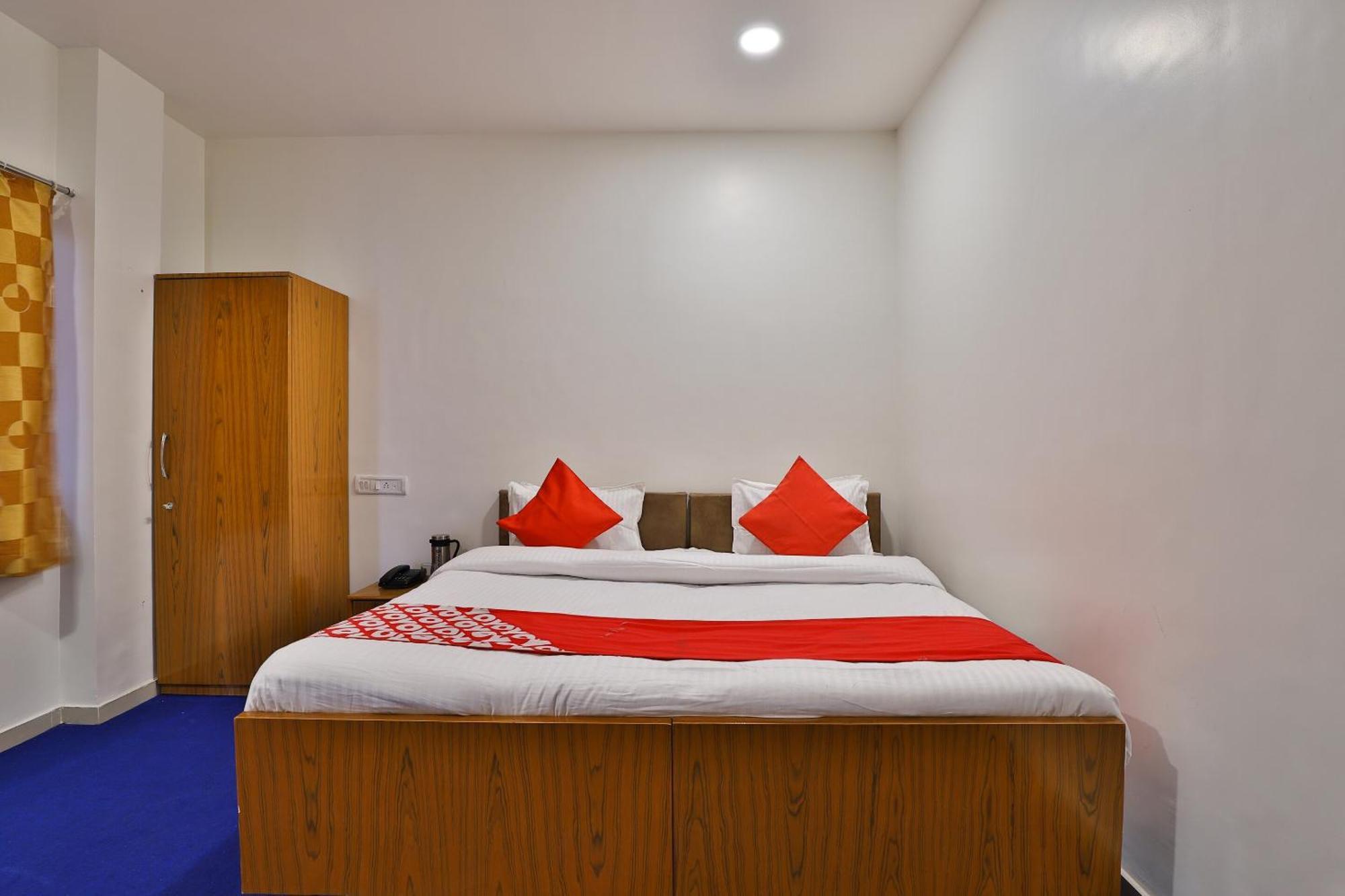 Oyo Milan Party Hall Vadodara Dış mekan fotoğraf