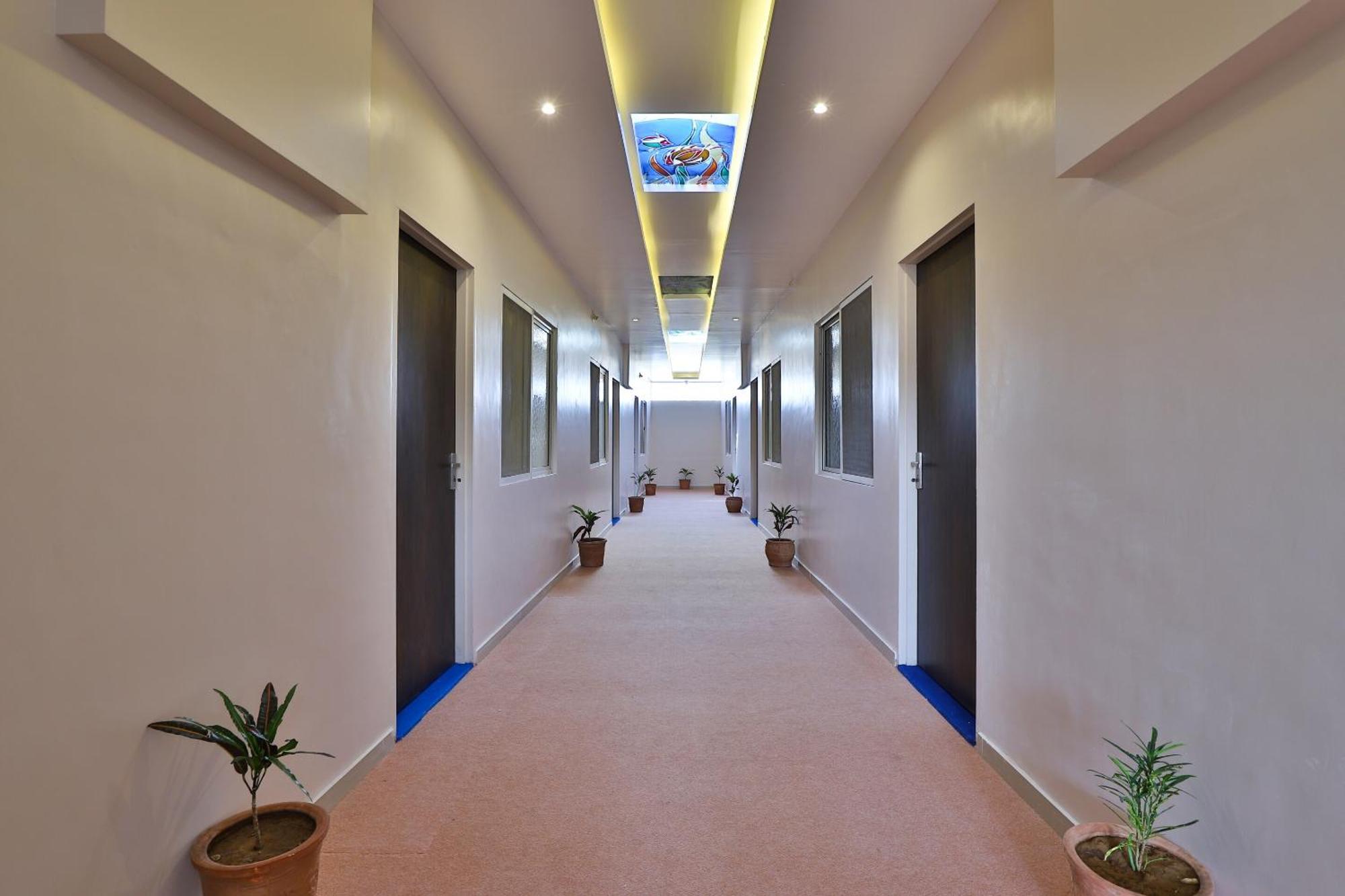 Oyo Milan Party Hall Vadodara Dış mekan fotoğraf