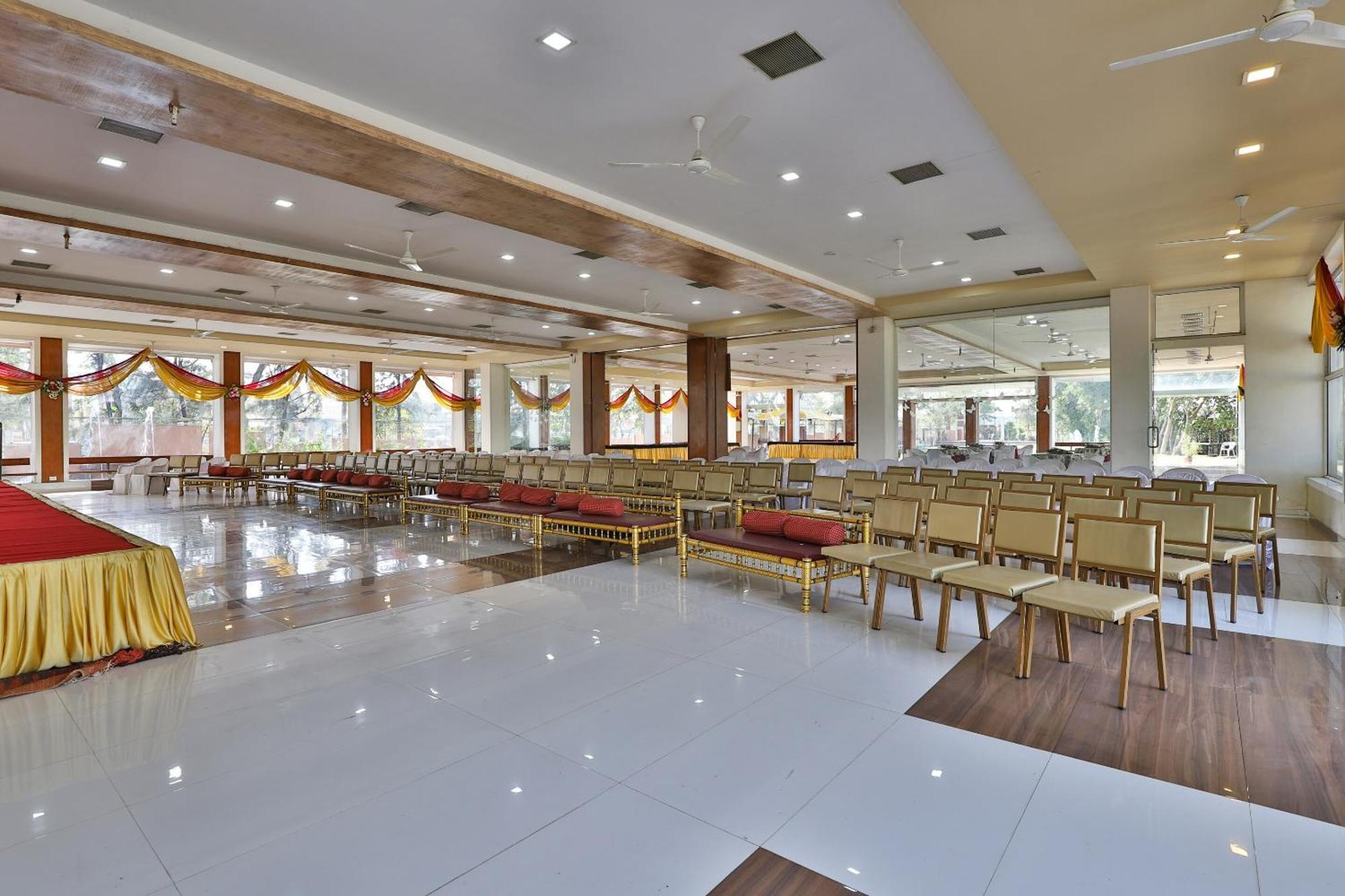 Oyo Milan Party Hall Vadodara Dış mekan fotoğraf
