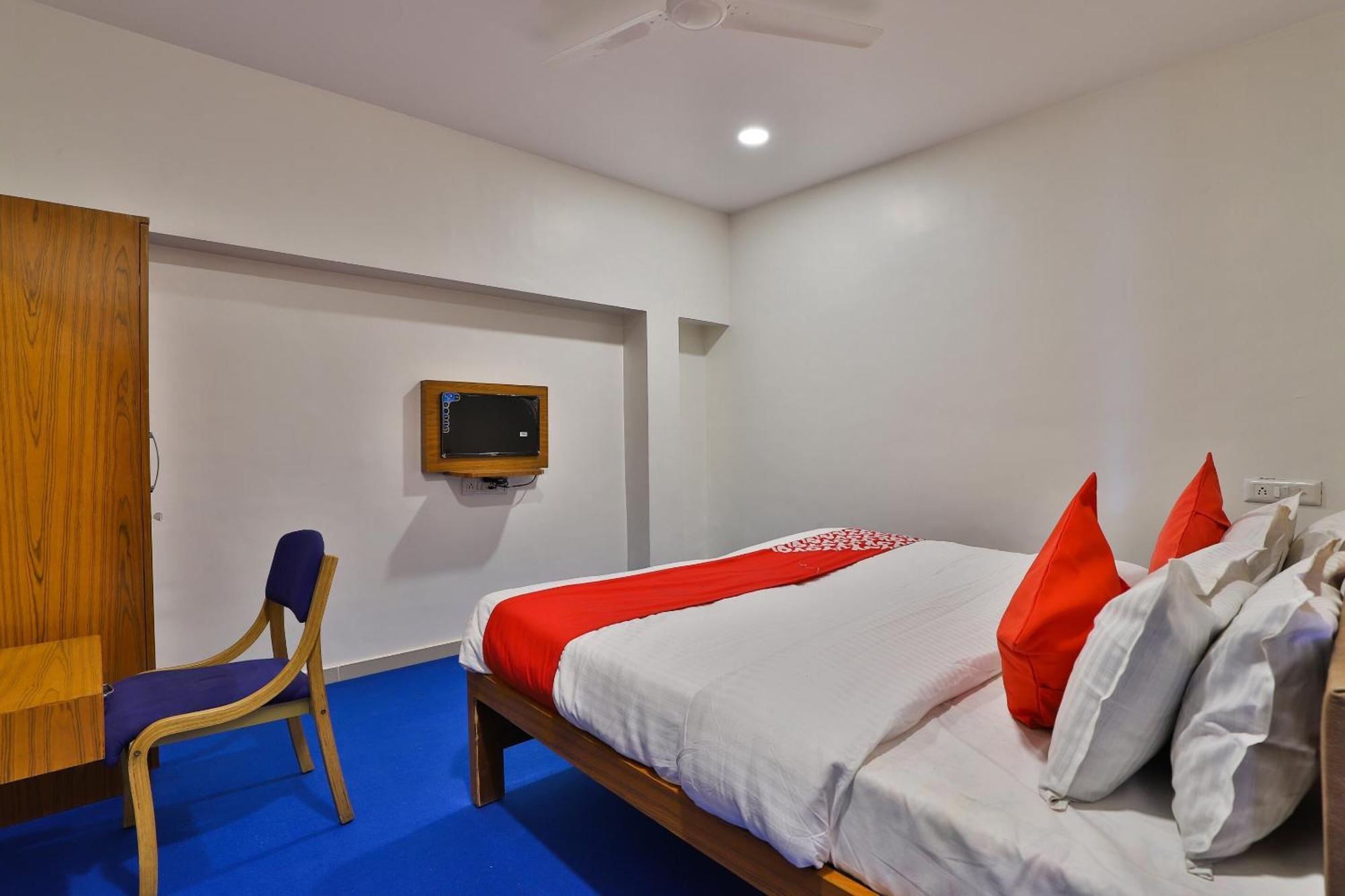 Oyo Milan Party Hall Vadodara Dış mekan fotoğraf