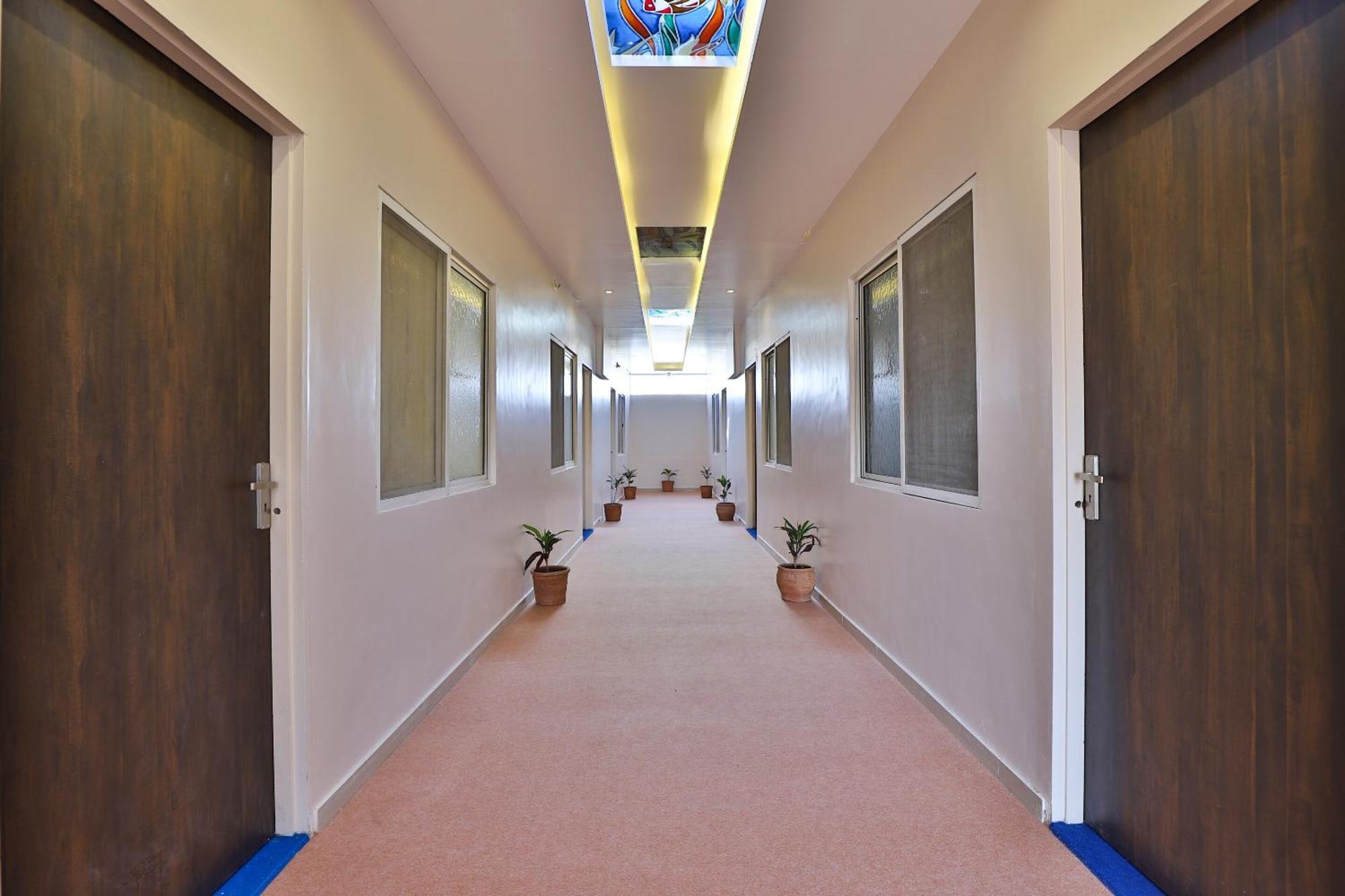 Oyo Milan Party Hall Vadodara Dış mekan fotoğraf