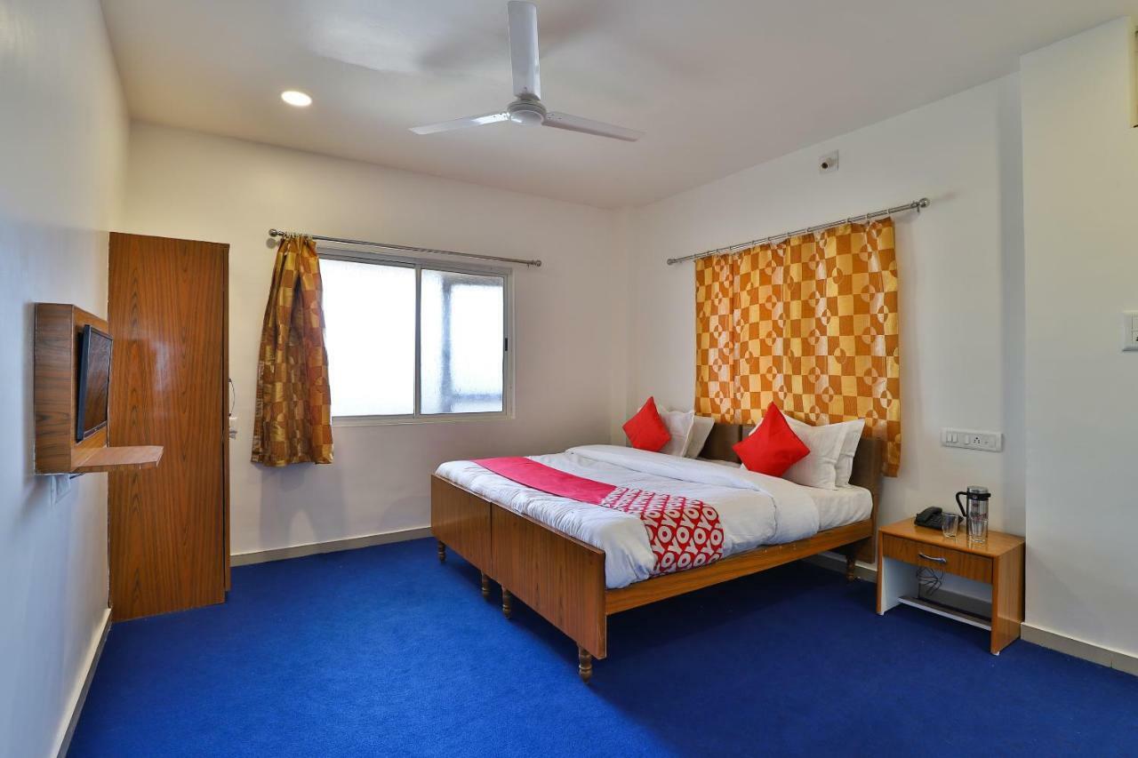 Oyo Milan Party Hall Vadodara Dış mekan fotoğraf